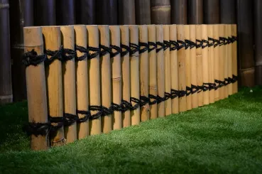 Bambuselement Palettenabdeckung, starr, gelb-braun (Apus), mit Zierseil. Durchmesser 3-5cm 123 x 32 cm Höhe. 